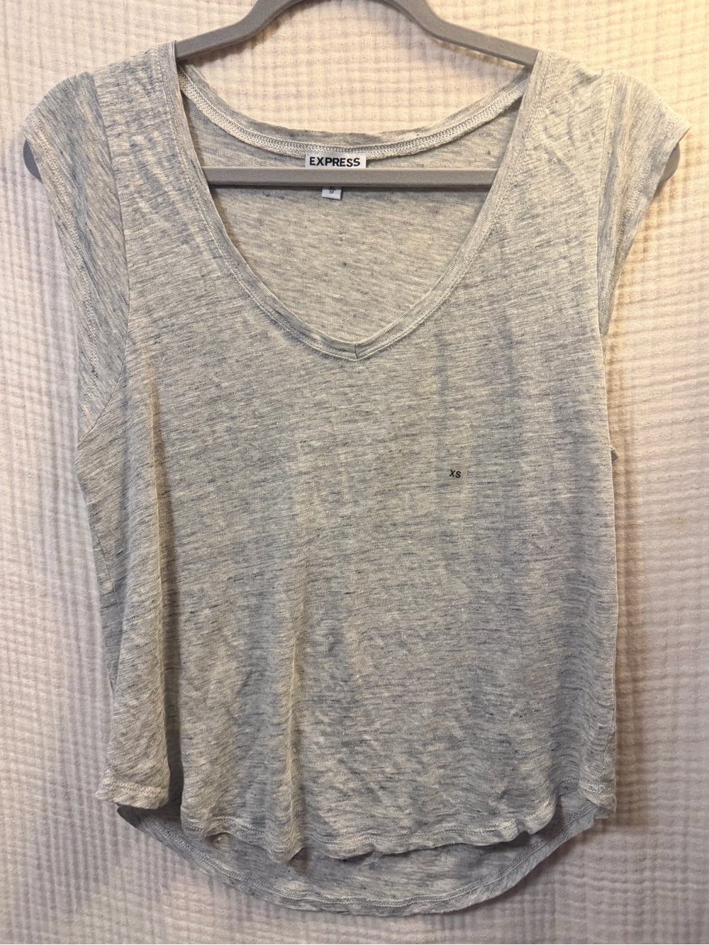 NWOT Express Women’s Light Gray V-Neck Short Sleeve Top-J